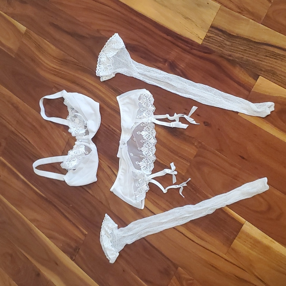 Axami bra and garter set
